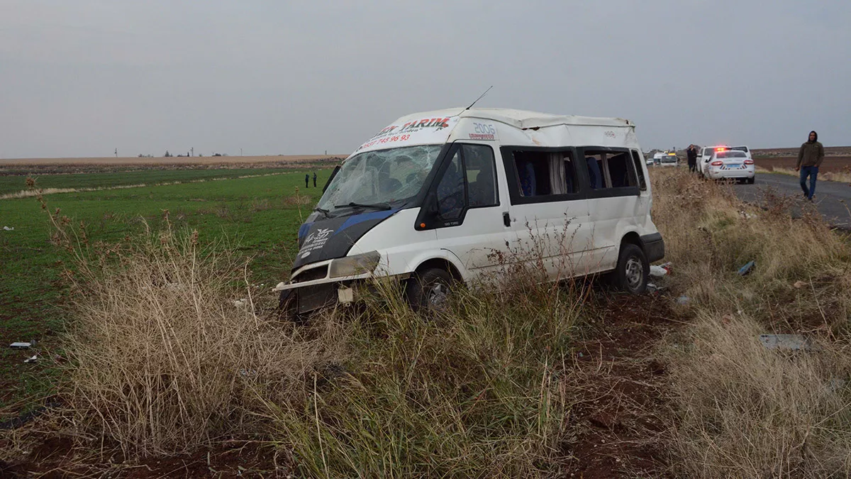 Şanlıurfa'da tarım işçilerini taşıyan araç devrildi; 23 yaralı