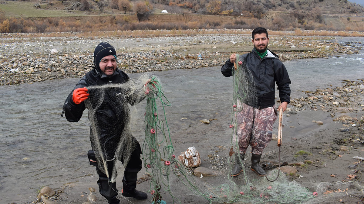 Tarım ve Orman Bakanlığı’nın ‘Deniz ve iç sularda terk edilmiş av araçlarının temizlenmesi’ projesi kapsamında Batman’da Sason Çayı temizleniyor.