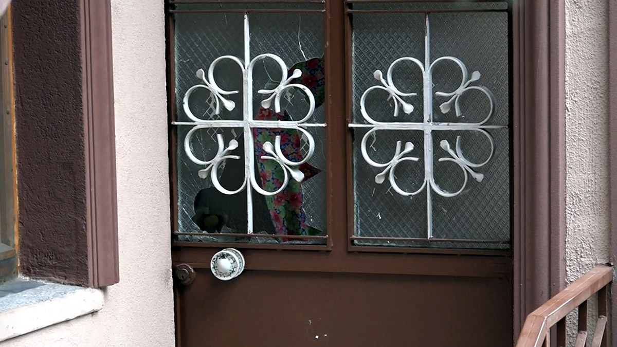 Isparta'nın Eğirdir ilçesinde görevli Selver hemşire (48), iddiaya göre evde çıkan tartışmada eşi Mustafa Bulut (66) tarafından başından tüfekle vurularak öldürüldü.