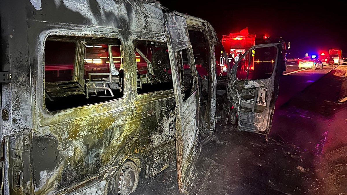 Seyir halindeki minibüs yandı; Canlarını zor kurtardılar