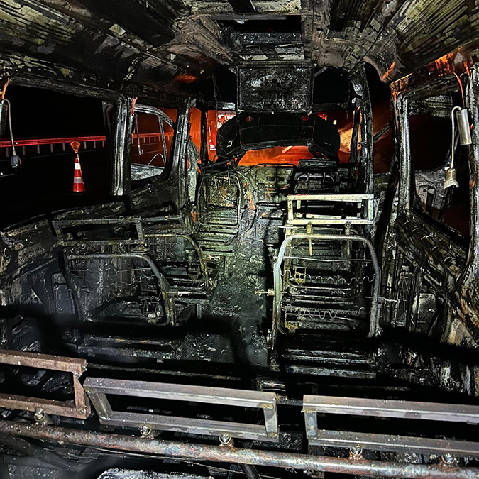 Seyir halindeki minibüs yandı; Canlarını zor kurtardılar