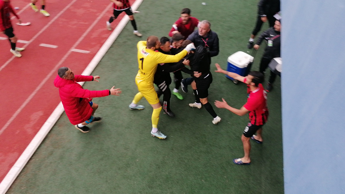 Futbolcular arasında başlayan gerginlik sahaya yansıdı