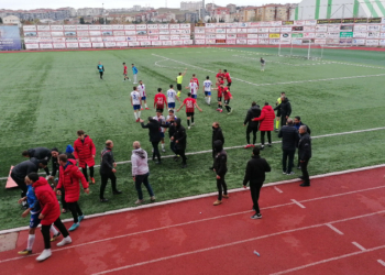 Futbolcular arasında başlayan gerginlik sahaya yansıdı