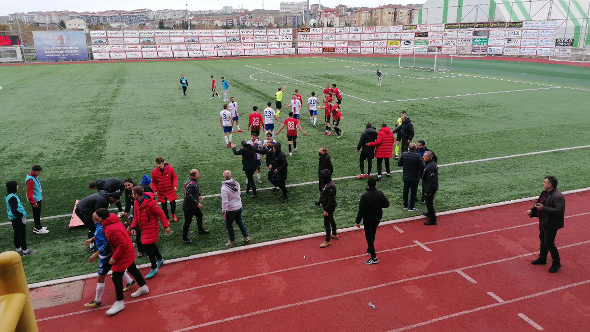 Futbolcular arasında başlayan gerginlik sahaya yansıdı