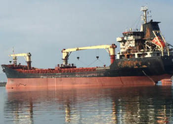 Sinop açıklarında yanan kuru yük gemisi Ordu'ya getirildi