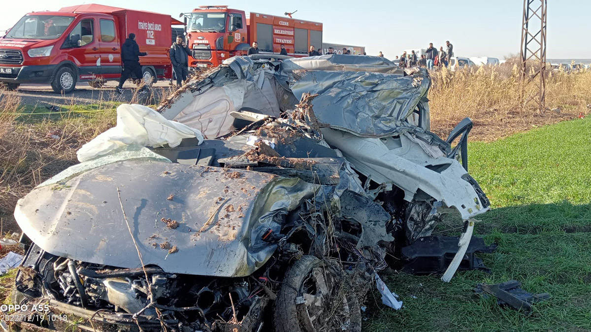 Şırnak'ta TIR ve hafif ticari araç çarpıştı; 3 ölü