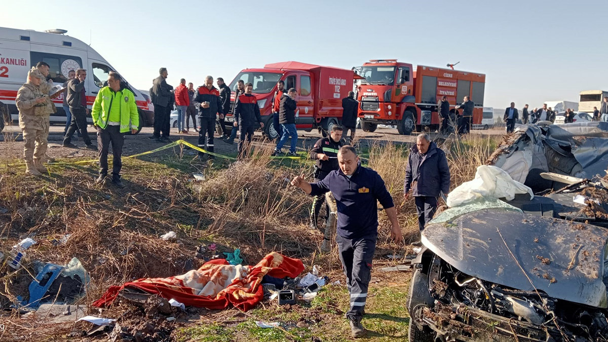 Şırnak'ta TIR ve hafif ticari araç çarpıştı; 3 ölü