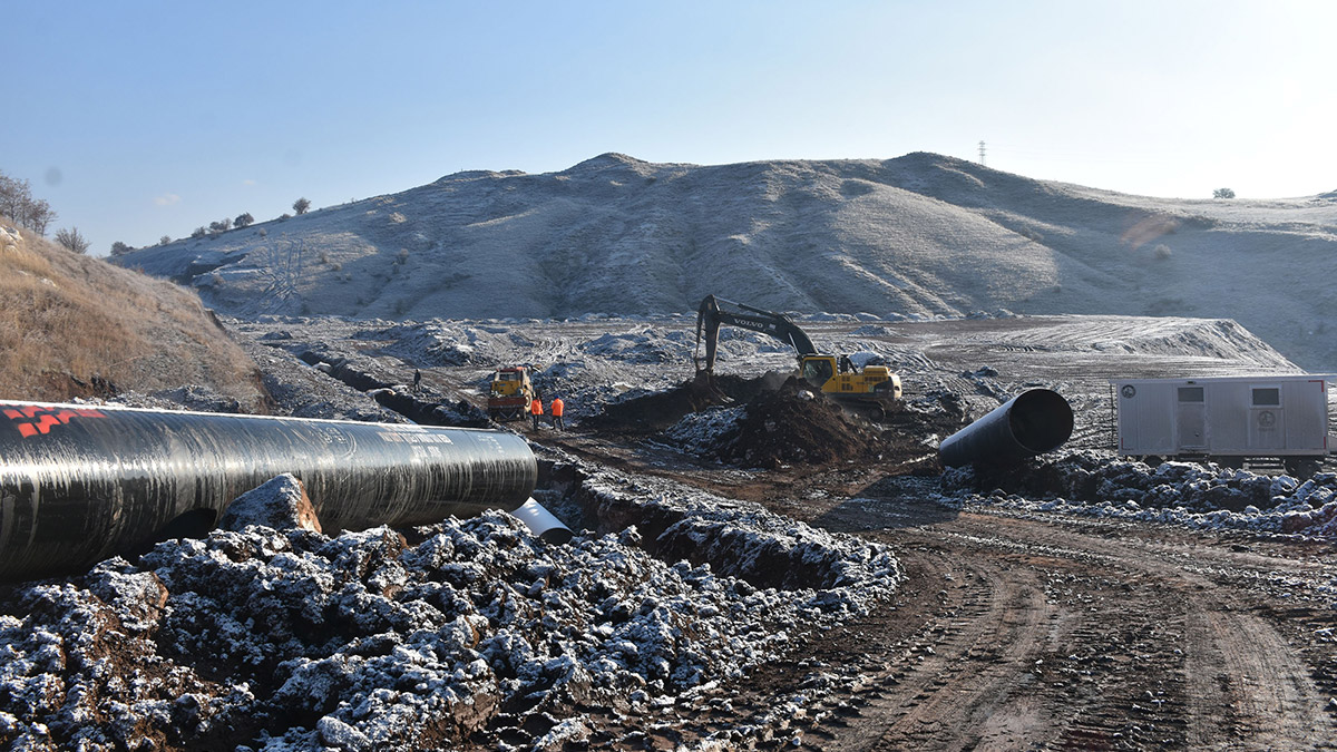 Sivas'ın su ihtiyacını karşılayan 4 Eylül Barajı'ndaki kuraklık nedeniyle Hafik ilçesinde bulunan Pusat Özen Barajı'nda takviye için başlatılan isale hattı çalışmalarında sona gelindi.