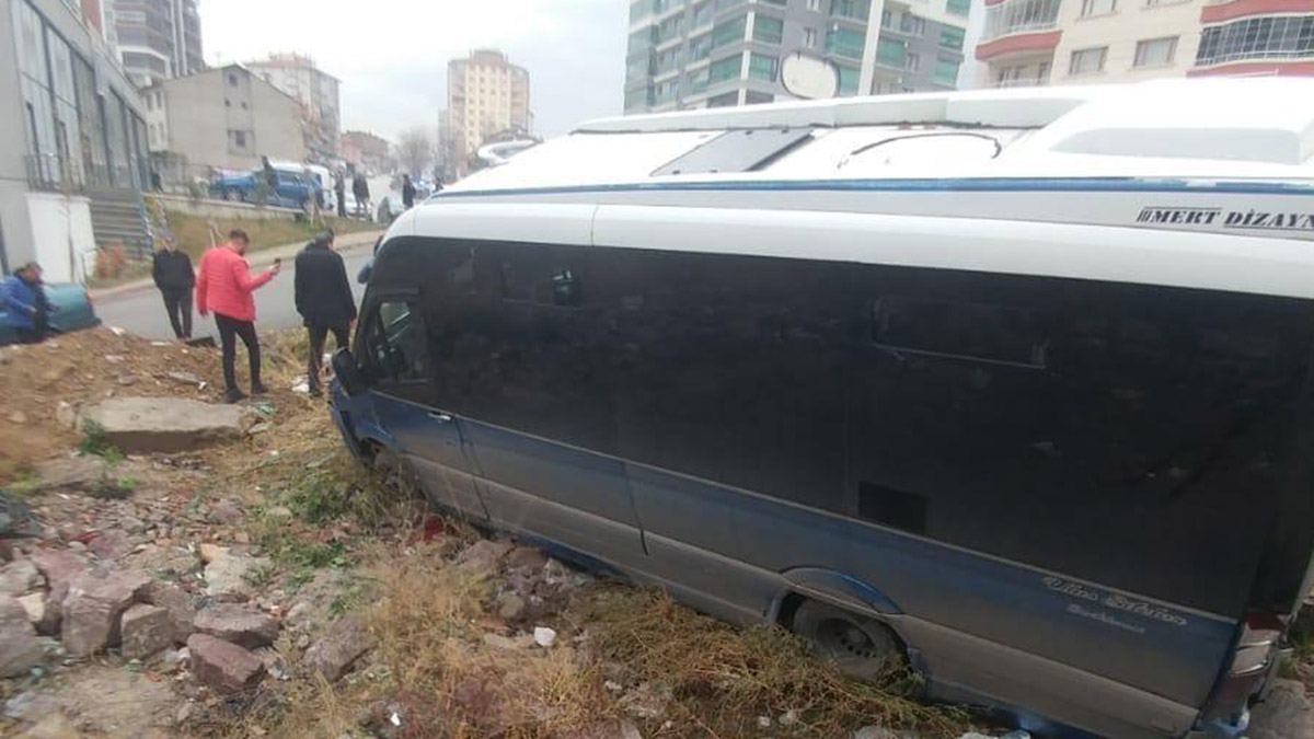 Minibüs şoförü yolcunun silahlı saldırısına uğradı