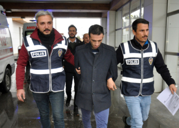 Sokakta kadınların başına odunla vuran şüpheli tutuklandı