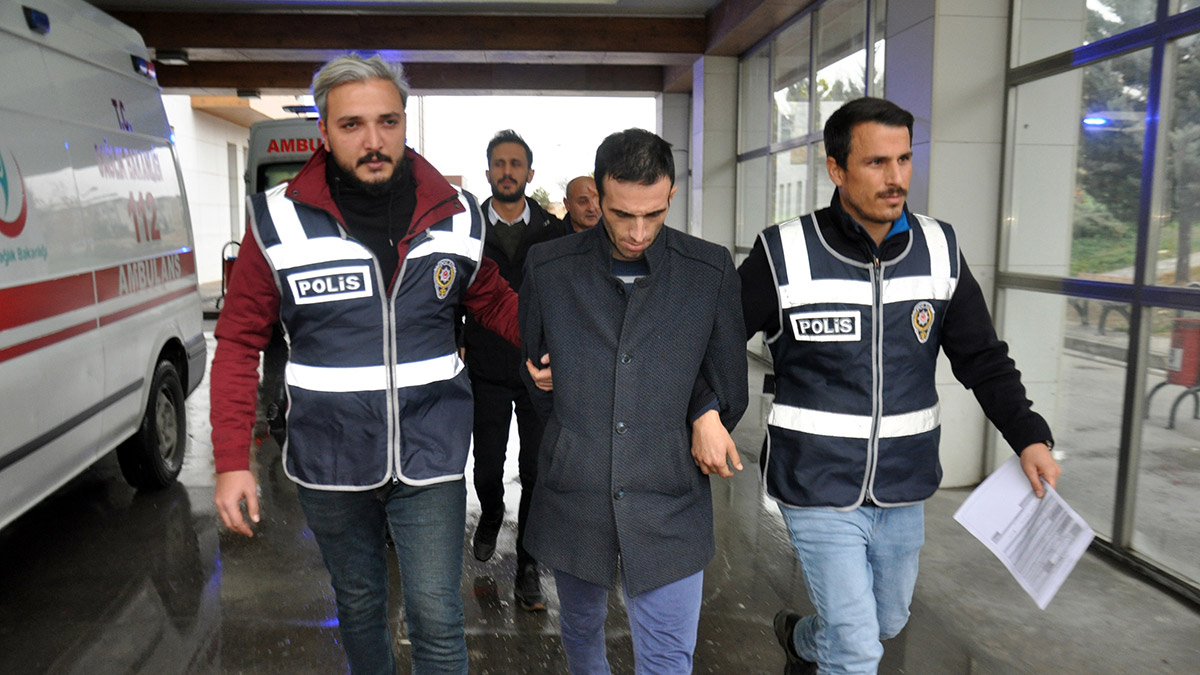 Sokakta kadınların başına odunla vuran şüpheli tutuklandı