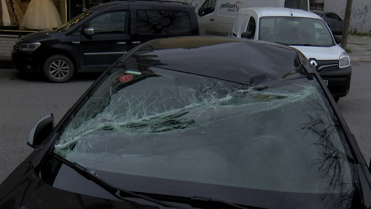 Sultangazi'de çatı uçtu araçlar zarar gördü