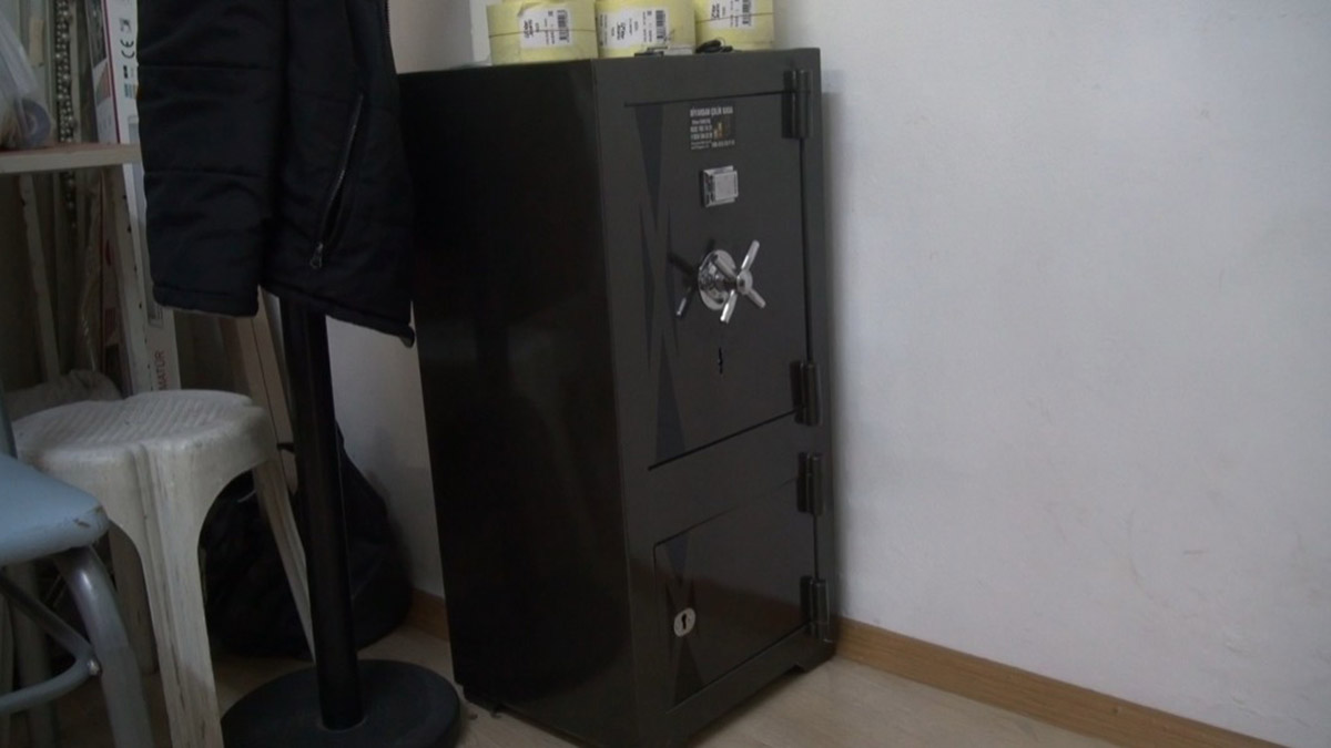 Çelik kasadaki ziynet eşyaları çalındı