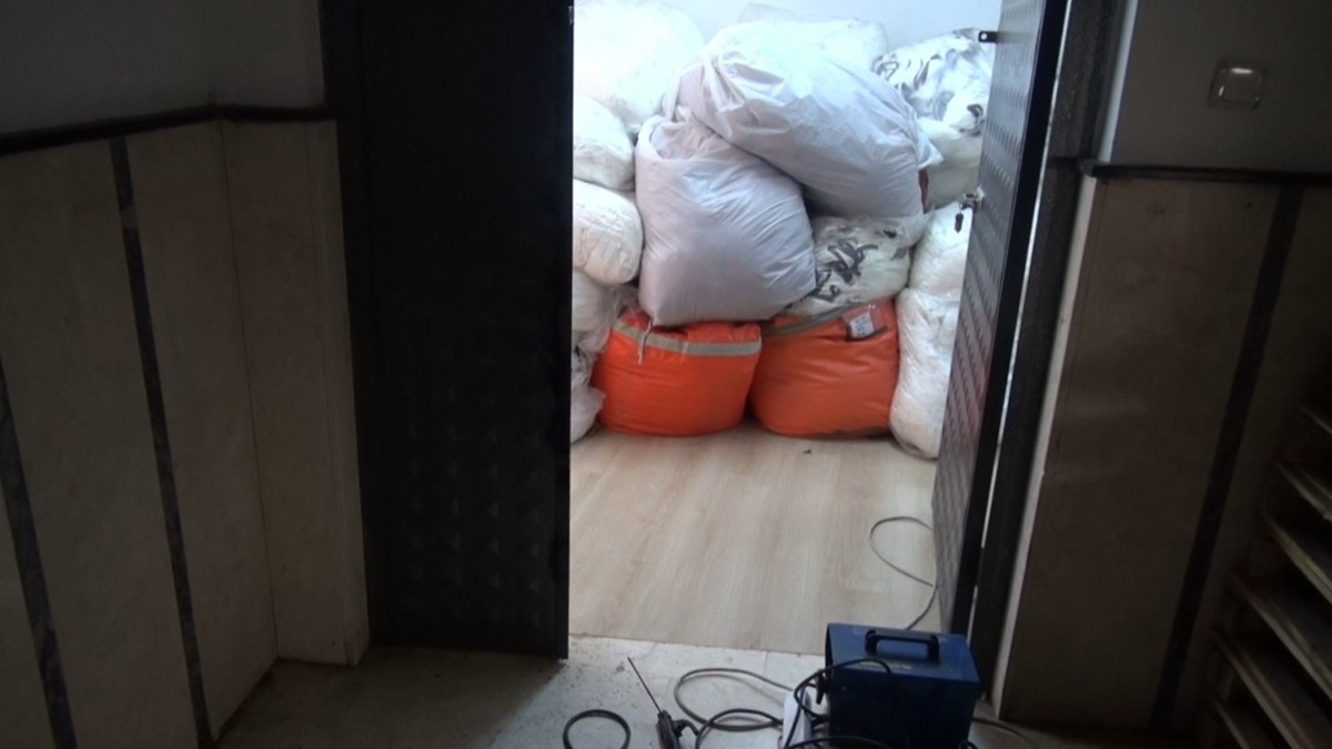 Sultangazi'de iş yerine giren şüpheli, çelik kasadaki ziynet eşyalarını çalarak, kaçtı. İş yeri sahibi İsmail Bozkurt, çelik kasanın zorlanmadan açıldığını belirtti.