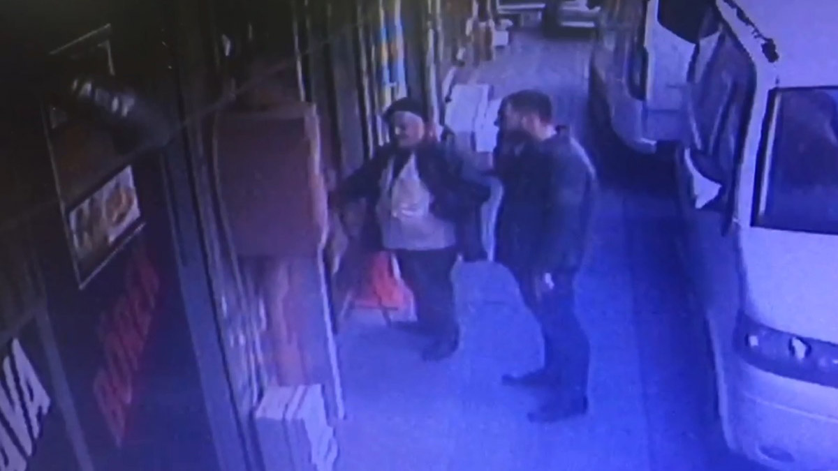 Sultangazi'de terziler kimliği belirsiz bir kişi tarafından dolandırıldı. Dolandırıcı bölgedeki birçok terziye giderek, daha önce iki adet pantolon bıraktığını ve pantolonları almaya geldiğini söyledi.