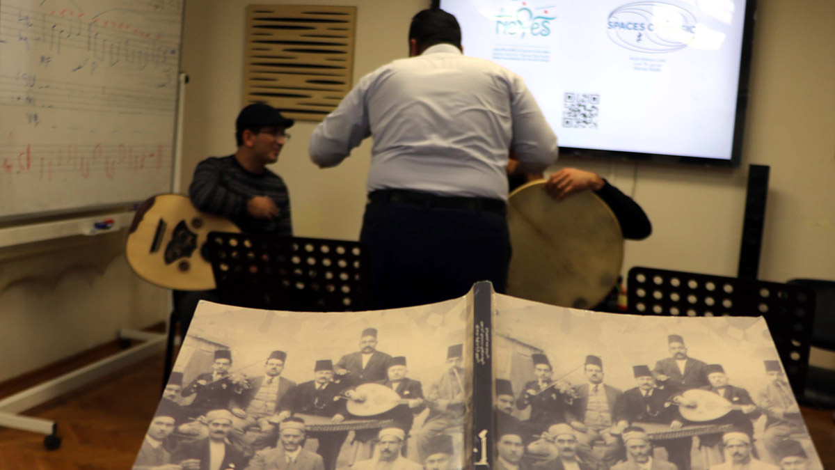 Suriyeli müzisyen İbrahim Muslimani (33), ülkesinin farklı bölgelerinde yaptığı 18 yıllık araştırma sonrası, Suriye'nin unutulan türkülerini derleyerek bir kitapta topladı.