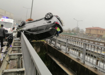 Otomobil 2 viyadük köprüsü arasında askıda kaldı