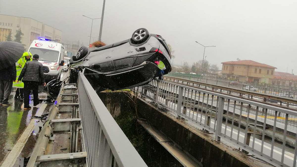 Otomobil 2 viyadük köprüsü arasında askıda kaldı
