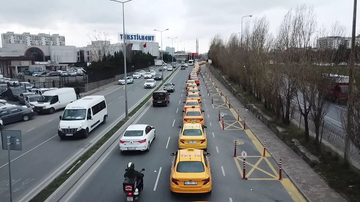 İstanbul'da taksi ücretlerine yapılan zammın ardından, taksi şoförleri yeni yılın ilk gününden itibaren geçerli olacak tarifeler için taksimetrelerini güncelleştirmeye başladı. Bağcılar'da taksimetre güncellemesi yapan firmanın önünde sabah erken saatlerden itibaren kuyruklar oluştu.  