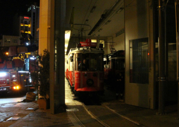 Nostaljik tramvay atölyesinde mahsur kalan 2 kişi kurtarıldı