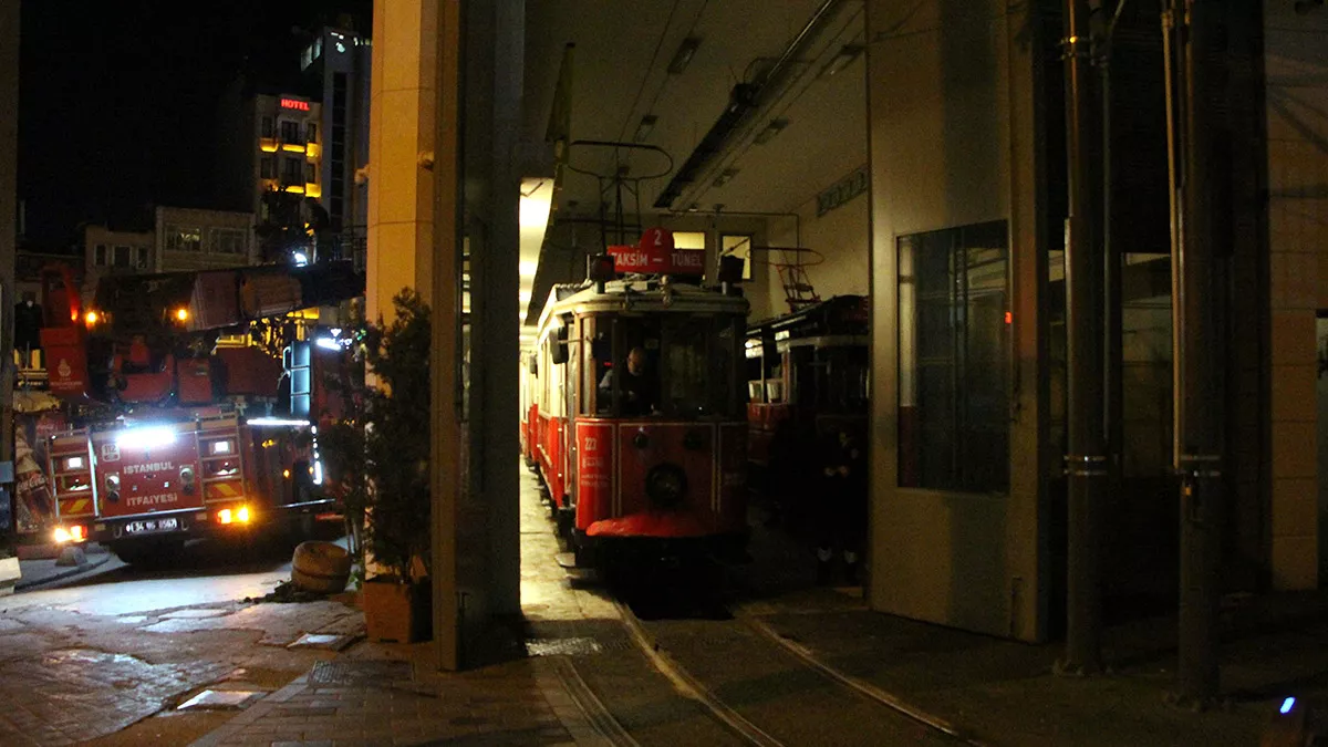 Nostaljik tramvay atölyesinde mahsur kalan 2 kişi kurtarıldı