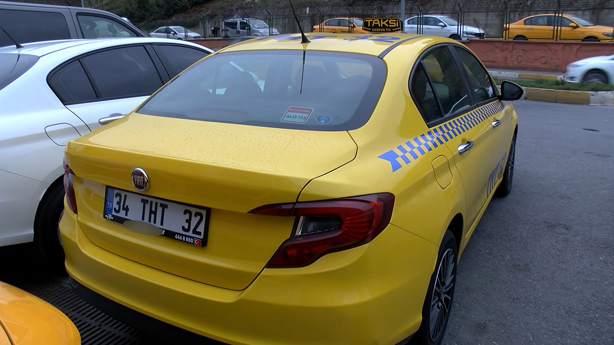 UKOME toplantısında taksimetre ücretlerine gelen zamla taksi plakaları zamlandı. Yılbaşında 3 milyon 250 bin lira olan taksi plakaları son yükselişin ardından ortalama 6 milyon 350 bin liraya çıkarken kira bedeli ise aylık 16 bin liraya dayandı.