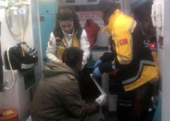 Mesai arkadaşının kulağını kesti