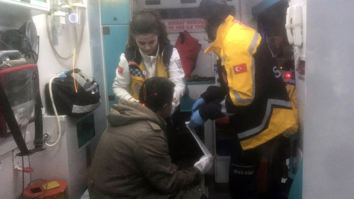 Mesai arkadaşının kulağını kesti