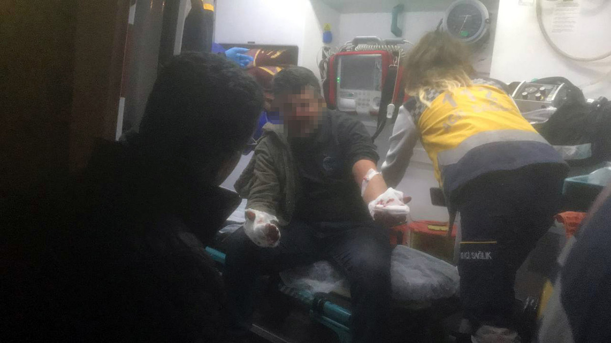 Mesai arkadaşının kulağını kesti