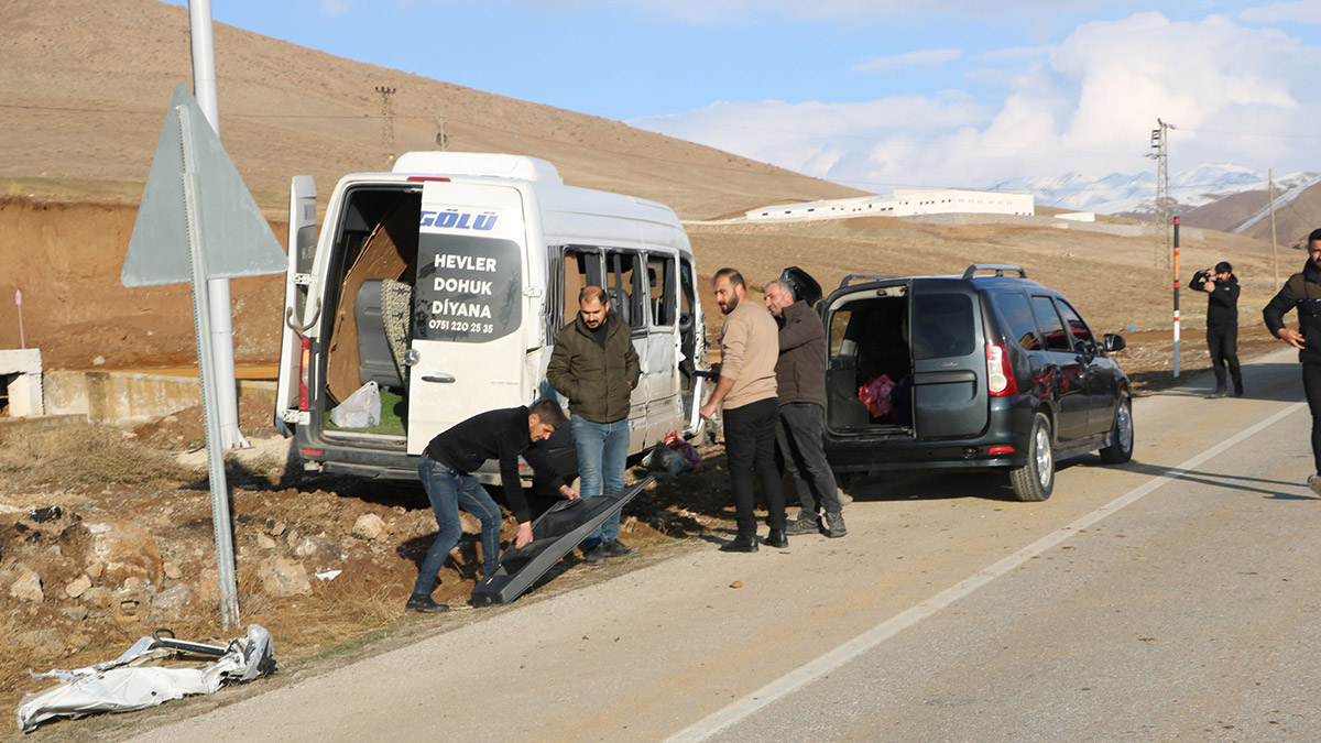 Taziyeye gidenleri taşıyan minibüs kaza yaptı; 10 kişi yaralandı