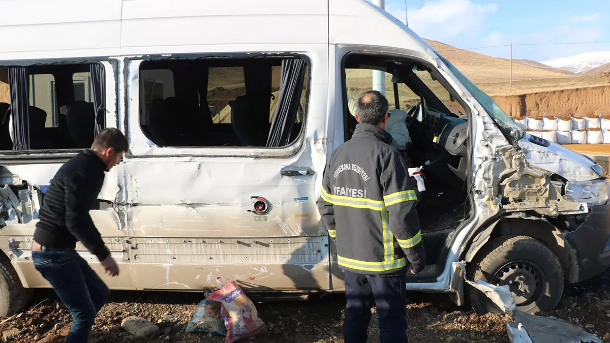 Taziyeye gidenleri taşıyan minibüs kaza yaptı; 10 kişi yaralandı