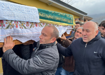 Bolu'da, nörolojik bir hastalık olan Guillain-Barre Sendromu tedavisi gören Onur Yorgun (24) hayatını kaybetti. Oğlunun tedavisi sırasında 145 gün boyunca otomobilde yatan Ahmet Yorgun'un, cenazede güçlükle ayakta durduğu ve ağladığı gözlendi.