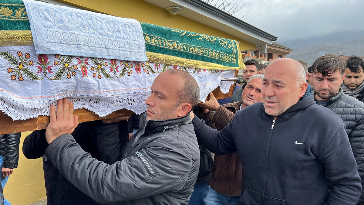 Bolu'da, nörolojik bir hastalık olan Guillain-Barre Sendromu tedavisi gören Onur Yorgun (24) hayatını kaybetti. Oğlunun tedavisi sırasında 145 gün boyunca otomobilde yatan Ahmet Yorgun'un, cenazede güçlükle ayakta durduğu ve ağladığı gözlendi.