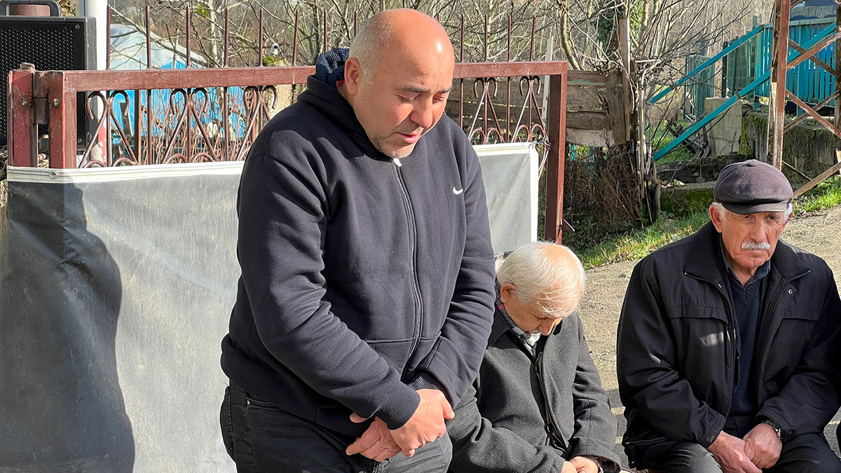 Bolu'da, nörolojik bir hastalık olan Guillain-Barre Sendromu tedavisi gören Onur Yorgun (24) hayatını kaybetti. Oğlunun tedavisi sırasında 145 gün boyunca otomobilde yatan Ahmet Yorgun'un, cenazede güçlükle ayakta durduğu ve ağladığı gözlendi.