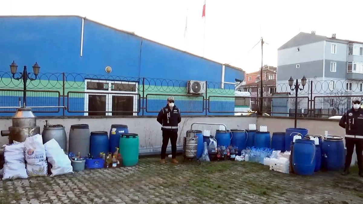 Tekirdağ'da 910 litre sahte içki ele geçirildi