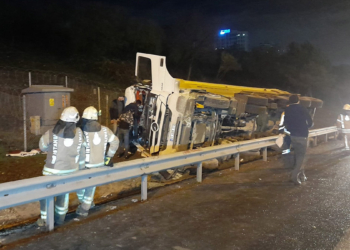 TEM Otoyolu'nda hafriyat kamyonu devrildi; 1 ölü