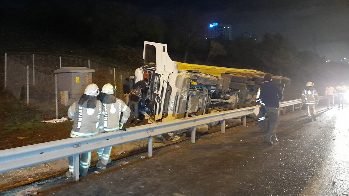 TEM Otoyolu'nda hafriyat kamyonu devrildi; 1 ölü