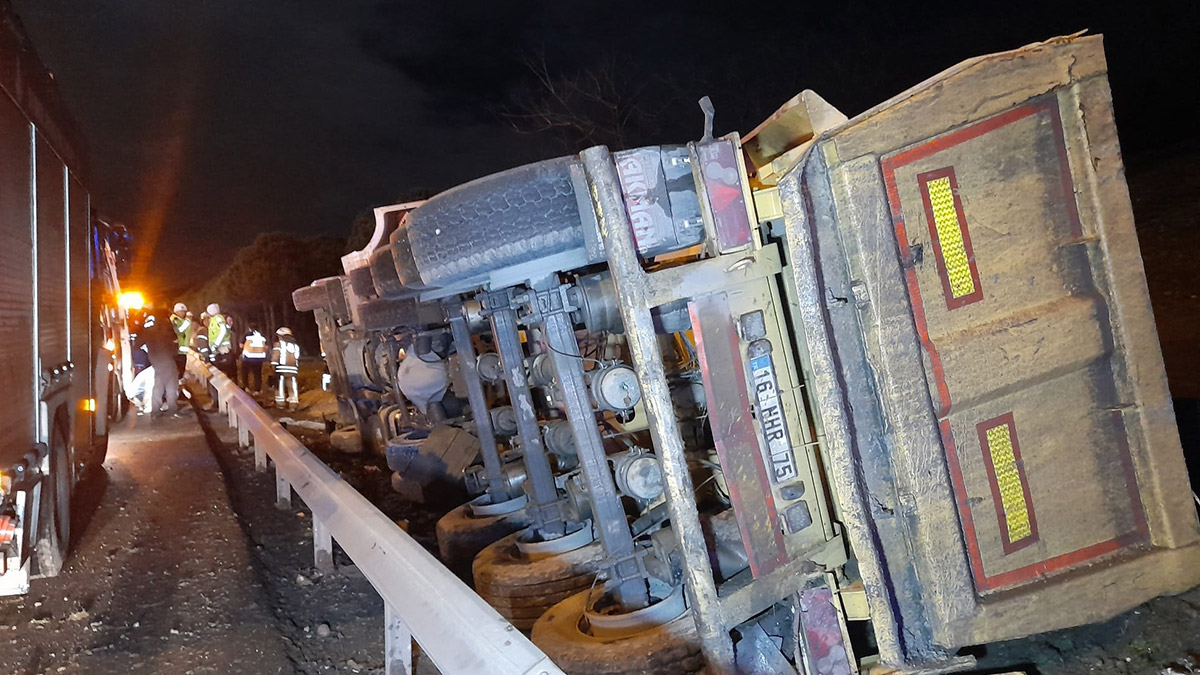 TEM Otoyolu'nda hafriyat kamyonu devrildi; 1 ölü