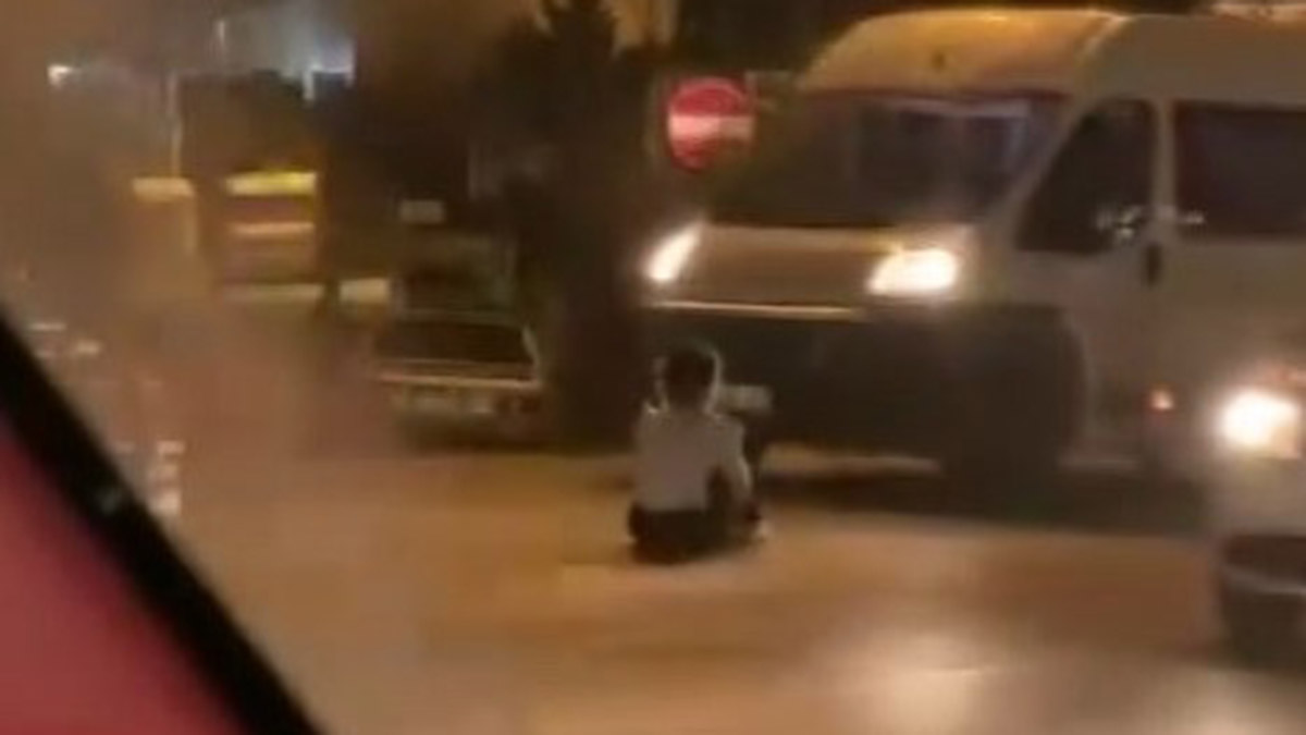 Sancaktepe'de yola oturan kız çocuğu