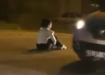 Sancaktepe'de yola oturan kız çocuğu
