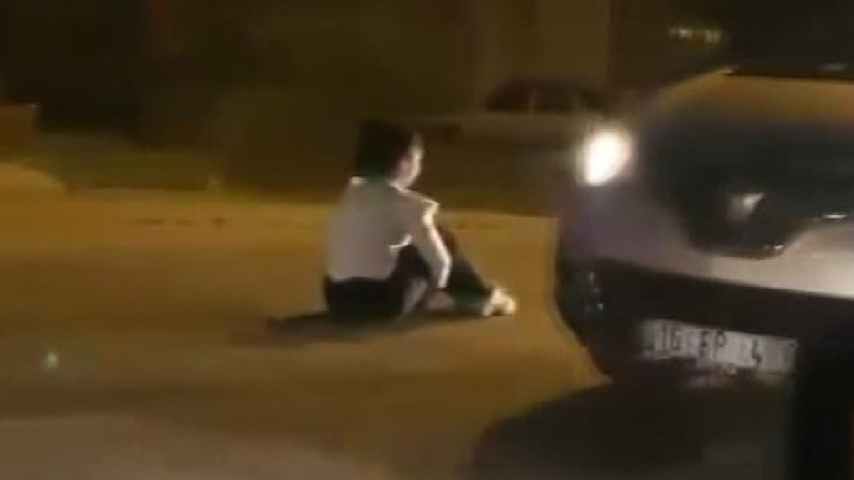 Sancaktepe'de yola oturan kız çocuğu