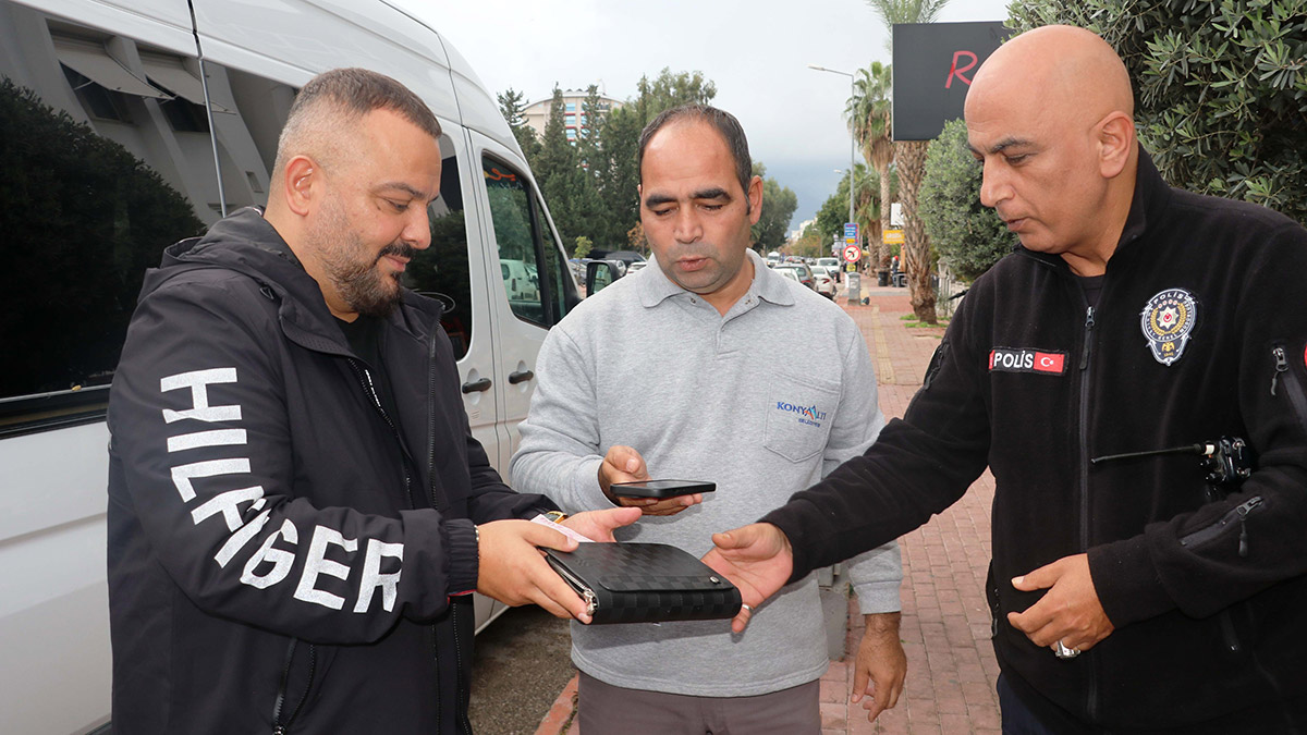 Temizlik işçisi bulduğu el çantasını sahibine ulaştırdı