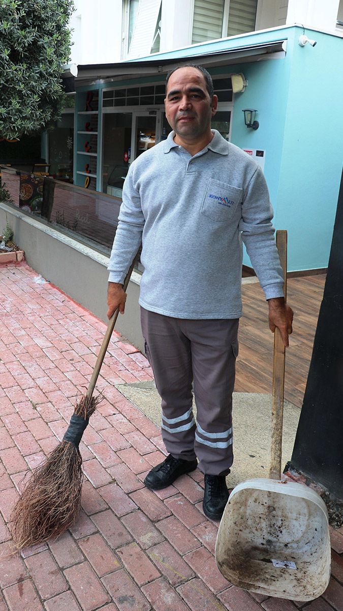 Temizlik işçisi bulduğu el çantasını sahibine ulaştırdı