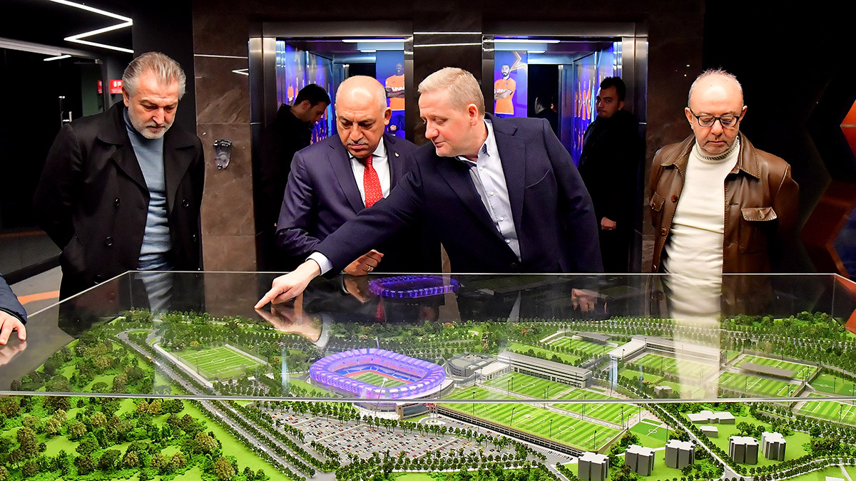 Mehmet Büyükekşi İstanbul Başakşehir Futbol Kulübü'nü ziyaret etti