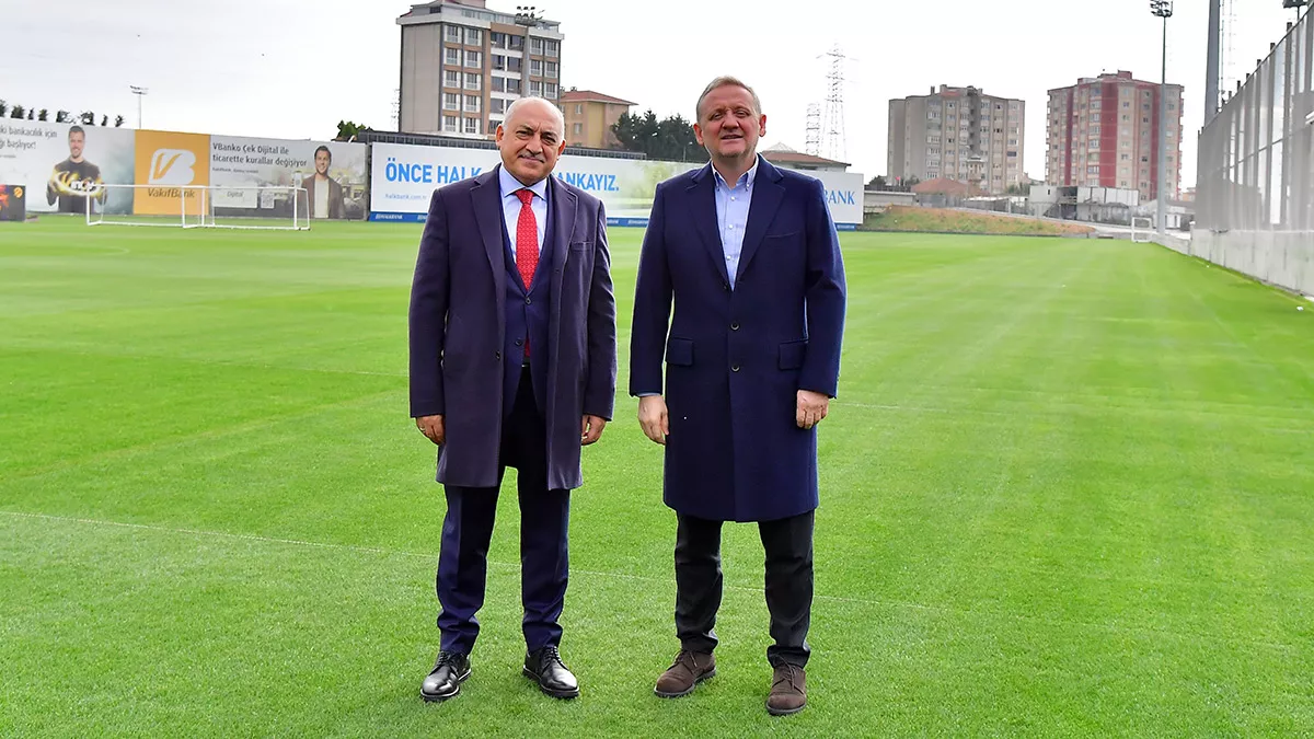 Türkiye futbol federasyonu (tff) başkanı mehmet büyükekşi, futbol akademileri projesi kapsamında sürdürdüğü ziyaretlerine i̇stanbul başakşehir futbol kulübü ile devam etti.