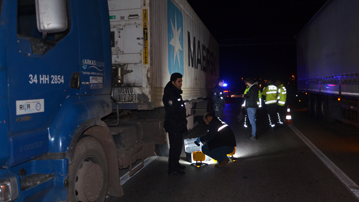 Patlayan lastiğini kontrol eden sürücüye çarpıp kaçtı