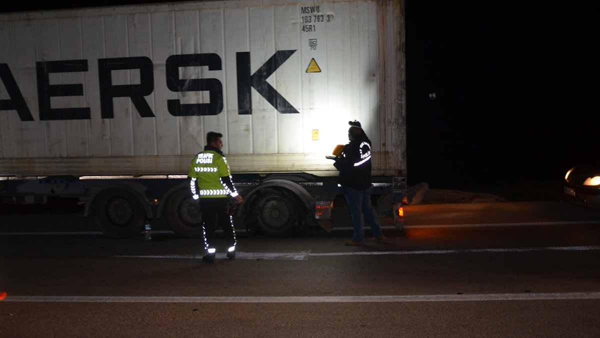 Patlayan lastiğini kontrol eden sürücüye çarpıp kaçtı