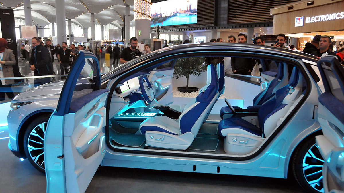 Türkiye'nin yerli otomobili TOGG İstanbul Havalimanı'nda görücüye çıktı. İstanbul Havalimanı Dış Hatlar Arındırılmış salonda sergilenen otomobil yerli ve yabancı yolcular tarafından büyük ilgi gördü.