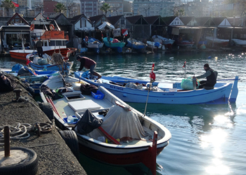 Trabzon'da deniz dolguları ile derelere gelişigüzel atılan çöpler, taşkınlarla sürüklenip ulaştığı Karadeniz'de balıkçı ağlarına zarar veriyor.