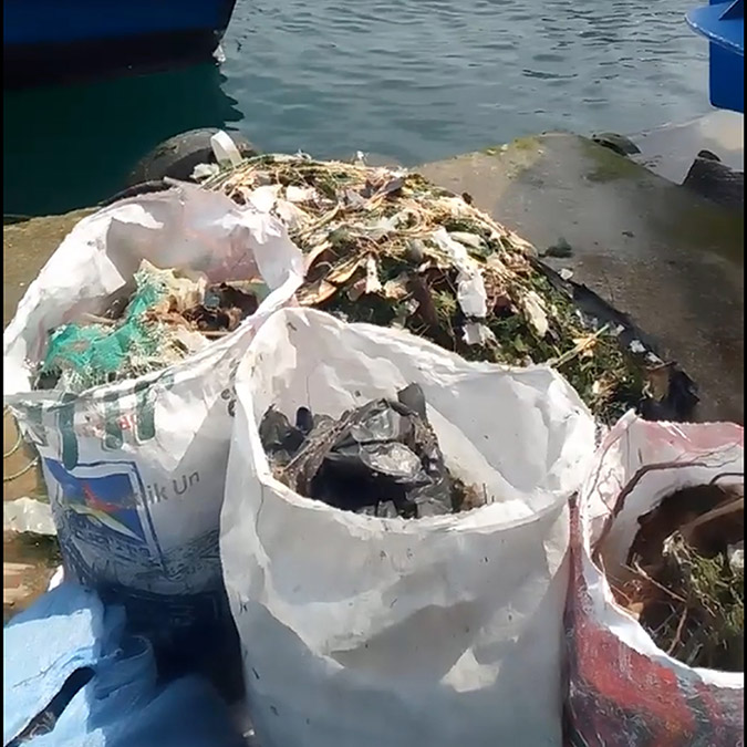 Trabzon'da deniz dolguları ile derelere gelişigüzel atılan çöpler, taşkınlarla sürüklenip ulaştığı karadeniz'de balıkçı ağlarına zarar veriyor.